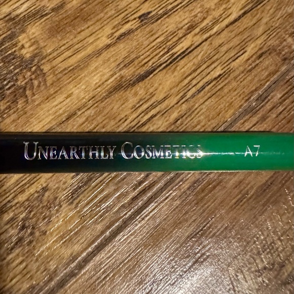 Unearthly Cosmetics "A2" face brush - Picture 2 of 3